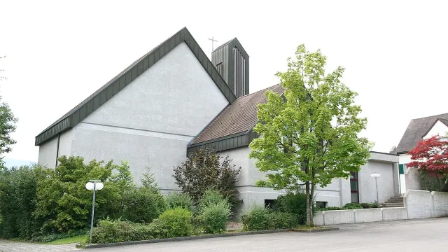 Kirche_Heilige_Familie_Schönenberg_ZH_aussen_west (Foto: Wikipedia) Kirche_Heilige_Familie_Schönenberg_ZH_aussen_west: Kirche Schönenberg (Foto: Wikipedia)